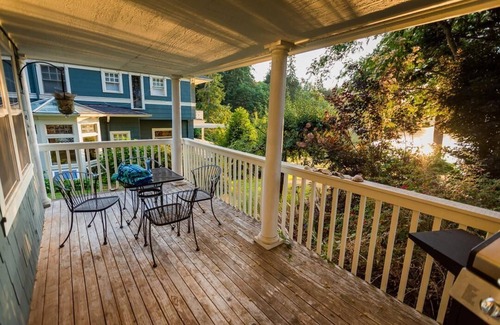 Home Cottage | Romantic getaway this fall on the water!