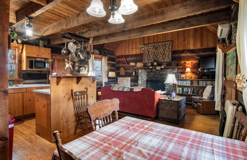 Franklin Cabin | Romantic Getaway with real wood fireplace, Hot tub, Spectacular Mountain Views