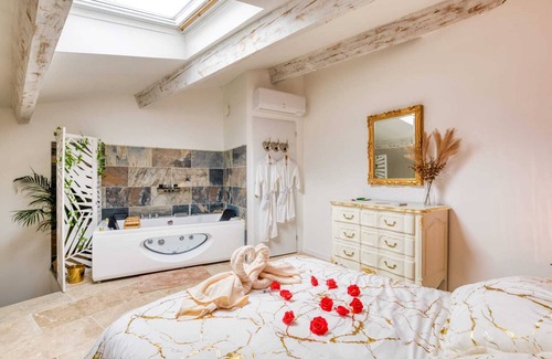 Lezignan-la-Cebe House | Romantic gite le Love Baroque 5mn from Pezenas, the town of Molière