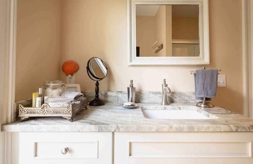 Mystic House | Romantic Guesthouse in Historic Downtown Waterfront District!