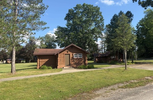 Alger Cabin | Romantic Hideaway | Hot Tub, Fire Pits & Paddle Board Rentals
