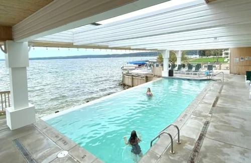 Onekama Apartment | Romantic Hideaway – HOT TUB OPEN ALL WINTER! Ski Crystal Mountain