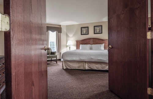 Pembine Hotel | Romantic Island Getaway! Pet-Friendly Unit w/Pool & Dining | Free Parking!
