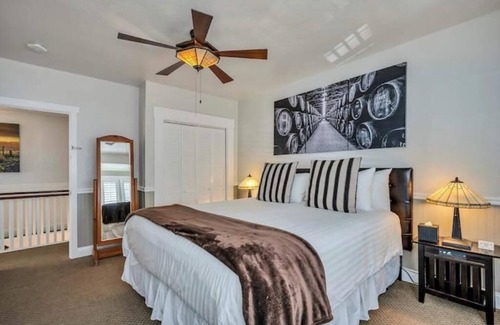 Calistoga Hotel | Romantic King Room Near Calistoga Spa & Hot Springs.