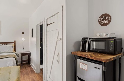 Townsend Hotel | Romantic King Studio | Tree Views | Balcony + Trails