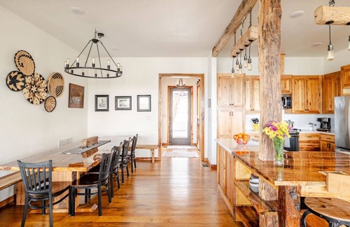 Flint Cabin | Romantic Lakefront Cabin 1BR Pvt Hot Tub & Dock