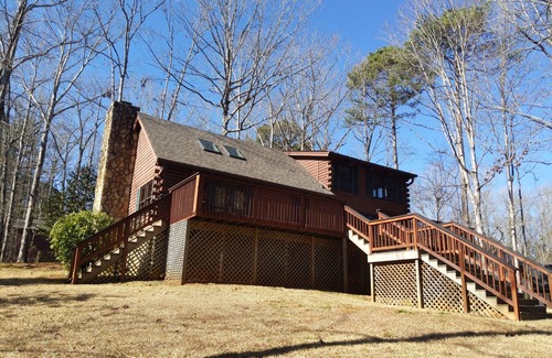 Lake Oconee House | Romantic Lakefront Log Home in Lake Oconee