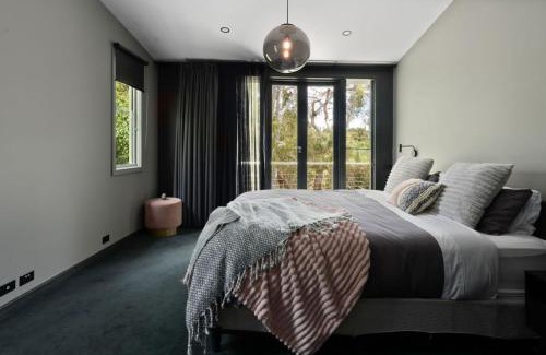 Daylesford Villa | Romantic Lakefront Luxury - Spa Bath, Fireplace, King Bed