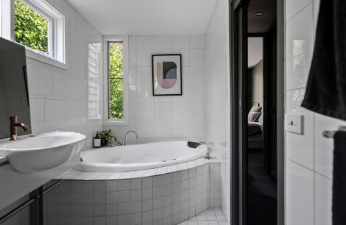 Daylesford Villa | Romantic Lakefront Luxury - Spa Bath, Fireplace, King Bed