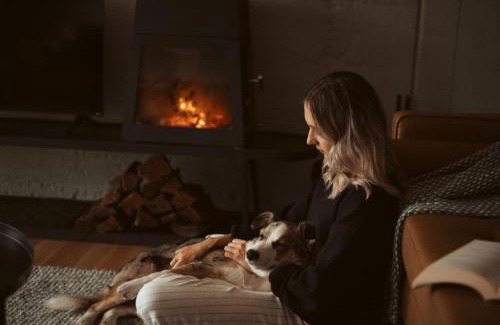Daylesford Villa | Romantic Lakefront Luxury - Spa Bath, Fireplace, King Bed