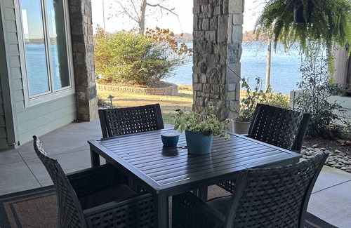 Mayhew House | Romantic Lakefront Suite with Great Views