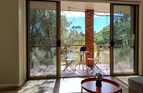 Glen Waverley House | Romantic lakehouse at Glen Waverley