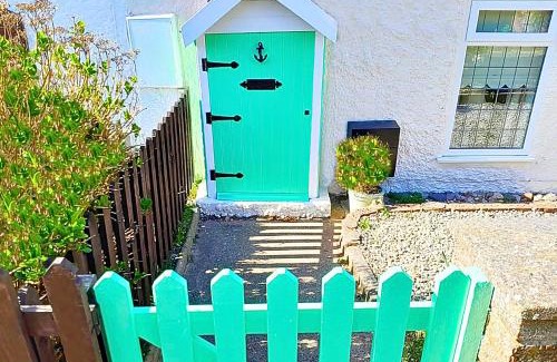 Mablethorpe and Sutton House | Romantic Lakeside Cottage by the Beach! Relax by the Cosy Log Burner & fall asleep to the sound of Waves - The Perfect Romantic Great Escape by the Sea! - You Won't want to Leave! and It's Pet Friendly too !