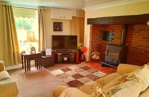 Mablethorpe and Sutton House | Romantic Lakeside Cottage by the Beach! Relax by the Cosy Log Burner & fall asleep to the sound of Waves - The Perfect Romantic Great Escape by the Sea! - You Won't want to Leave! and It's Pet Friendly too !