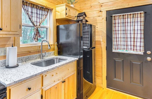 Murphy Cabin | Romantic Log Cabin in the Smokies w/Fire Pit!