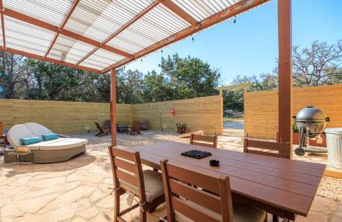 Wimberley Villa | Romantic Luxury Retreat hot cold pool & sauna
