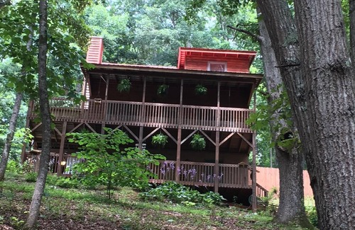 Franklin Cabin | Romantic Mountain Top Cabin with Hot Tub, Wrap Around Porches, and Amazing Views