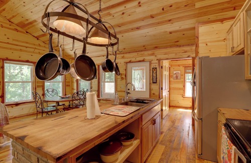 Mountain View Cabin | Romantic Mountain View Cabin Rental Near Downtown!