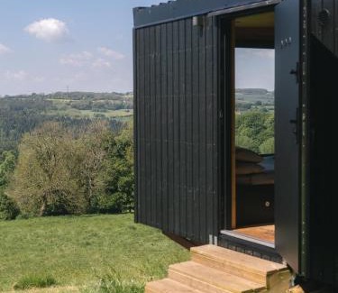 Dowdeswell Apartment | Romantic Off-Grid Cabin Views of Cotswolds