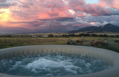 Livingston Cabin | ROMANTIC PARADISE Getaway Mountain Views & HOT TUB!