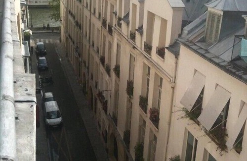 Les Iles Apartment | Romantic Paris apartment, large 1 bedroom on the chic Ile Saint Louis