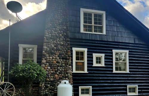 Castle Rock Cabin | Romantic Peaceful Log Cabin w/Hot Tub & Fireplace