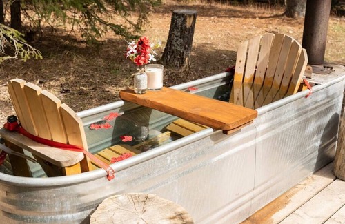 Alberta Cabin | Romantic Retreat in Tin Bins Cabin