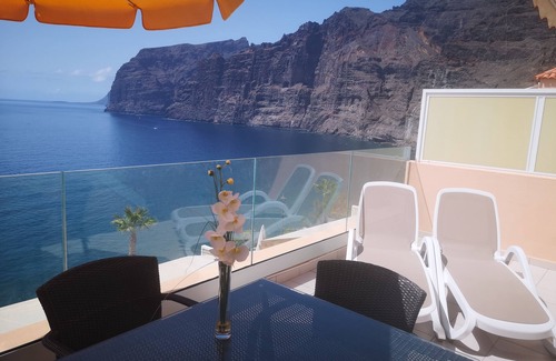 Los Gigantes Apartment | ROMANTIC RETREAT IN PRIME POSITION WITH STUNNING VIEWS TO CLIFFS, MARINA & SEA.