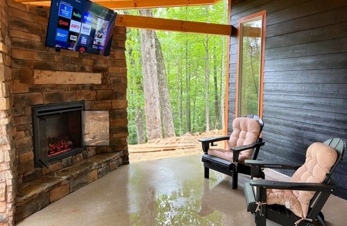 Sevierville Cabin | Romantic Rendezvous Honeymoon Cabin Handicap Accessible