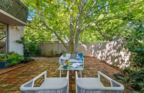 Prahran Apartment | Romantic Retreat with Garden