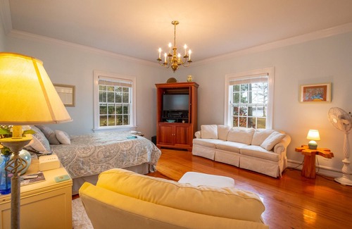 Elizabeth City Apartment | Romantic Riverside Private Wing Perfect for travel professionals!