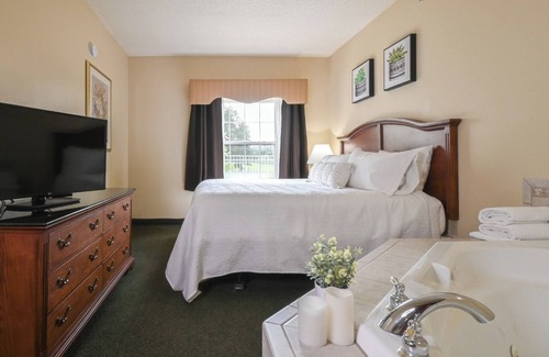 Pembine Hotel | Romantic Riverside Escape | Pool, Spa & Golf at The Four Seasons Island Resort!