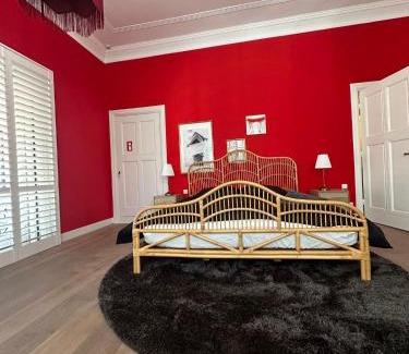 Statenkwartier Hotel | Romantic Rouge Suite - With Round Bath