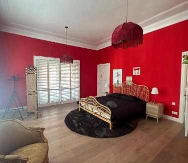Statenkwartier Hotel | Romantic Rouge Suite - With Round Bath