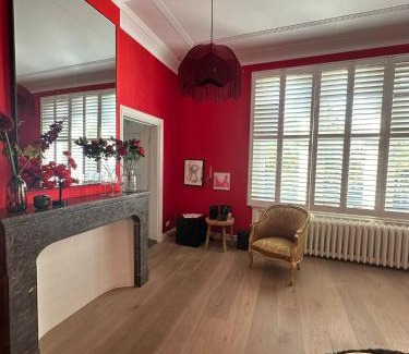 Statenkwartier Hotel | Romantic Rouge Suite - With Round Bath