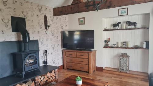 Capel Coch House | Romantic rural cottage, log burner, Smart TV early check in ,large gardens