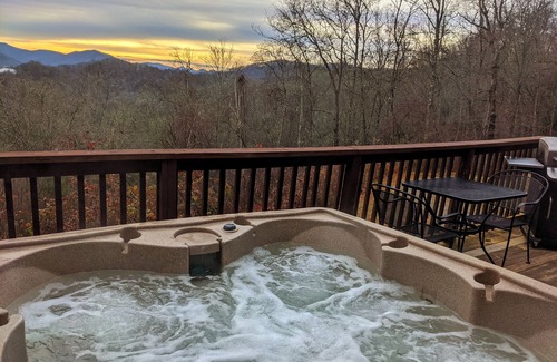 Topton Cabin | Romantic & Secluded Adventure Log Cabin w/HOT TUB + Amazing Mountain Views