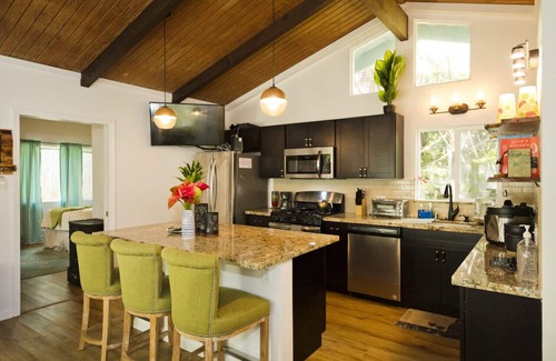 Ohia Estates Cabin | Romantic singing Cottage, soak hot tub, outdoor shower 5min to HI volcano park