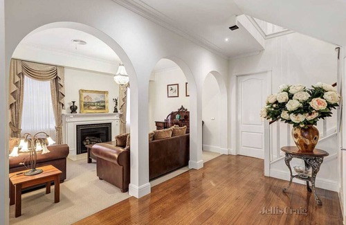 Balwyn House | Romantic Spanish villa w/hot tub — 5 min from the beach!