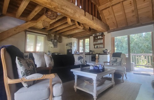 Burradoo Cottage | Romantic Stone Cottage Overlooking Pond. 5mins to Town