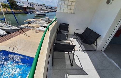Santa Margarida Apartment | ROMANTIC STUDIO with large terrace in front of swimming pool and canal, bicycle parking