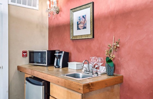 Townsend Hotel | Romantic Suite | Mountain Views! | King Bed