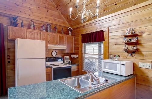 Sevierville Cabin | Romantic Valley Dream w HotTub FPit Views Privacy Sep 30-Oct 3 Book Now!