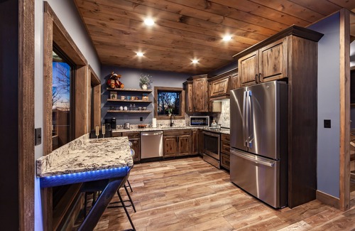 Gatlinburg - Pigeon Forge Ski Chalet | Romantic/Views/New Build/Indoor Heated Saltwater Pool