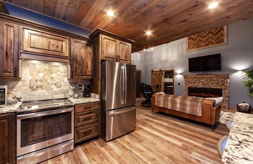 Gatlinburg - Pigeon Forge Ski Chalet | Romantic/Views/New Build/Indoor Heated Saltwater Pool