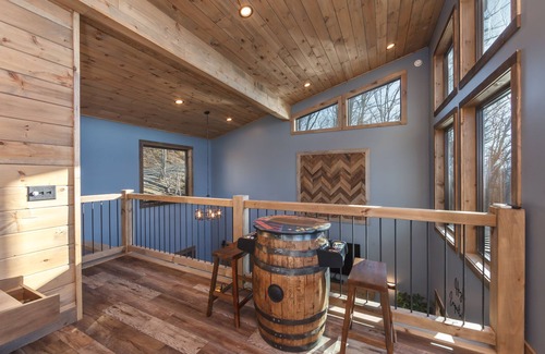 Gatlinburg - Pigeon Forge Ski Chalet | Romantic/Views/New Build/Indoor Heated Saltwater Pool