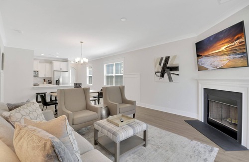 Palmetto Dunes Villa | Romantic Villa w/Jetted Tub 5 Mins from Beach, desk, Smart TV