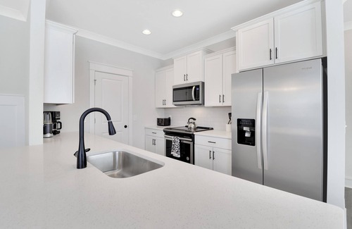 Palmetto Dunes Villa | Romantic Villa w/Jetted Tub 5 Mins from Beach, desk, Smart TV