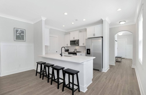 Palmetto Dunes Villa | Romantic Villa w/Jetted Tub 5 Mins from Beach, desk, Smart TV