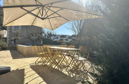 Les Eyzies Villa | Romantic villa in Dordogne, air-conditioned, private heated pool, king size bed
